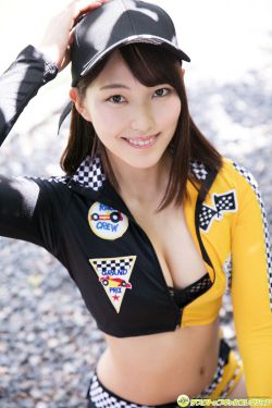 処女の裸が乳児を见る